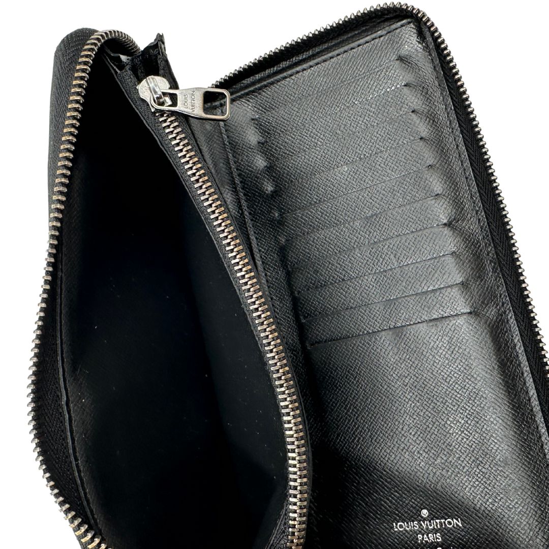interno  Portafoglio Louis Vuitton in canvas monogram eclipse nero con parti metalliche argentate. Full set, di lusso, originale, ottime condizioni. 