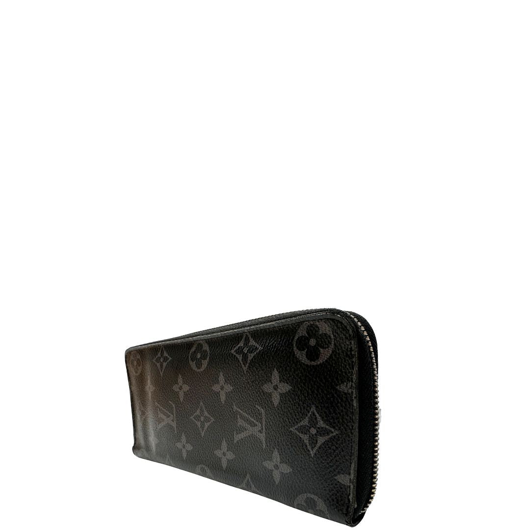 lato  Portafoglio Louis Vuitton in canvas monogram eclipse nero con parti metalliche argentate. Full set, di lusso, originale, ottime condizioni. 