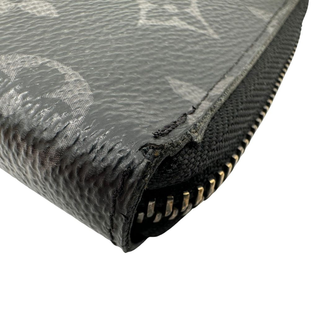 angolo  Portafoglio Louis Vuitton in canvas monogram eclipse nero con parti metalliche argentate. Full set, di lusso, originale, ottime condizioni. 