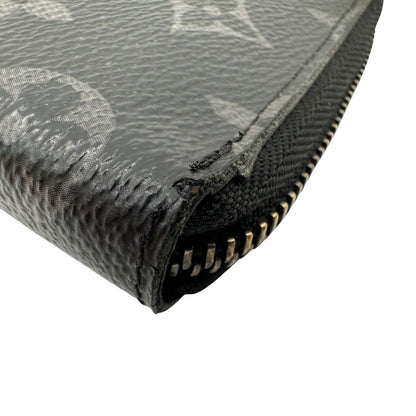 angolo  Portafoglio Louis Vuitton in canvas monogram eclipse nero con parti metalliche argentate. Full set, di lusso, originale, ottime condizioni. 