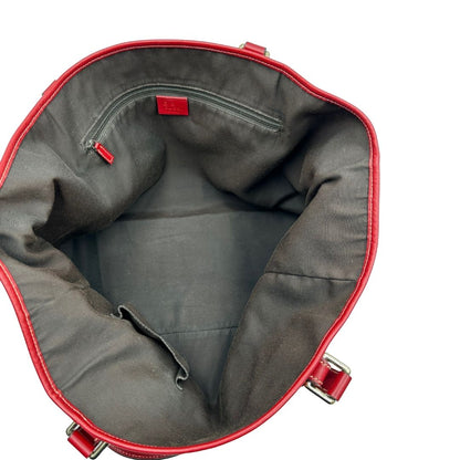 interno  Borsa Gucci in tessuto GG color rosso corallo con finiture in pelle tono su tono e parti metalliche dorate; munita di doppi manici, indossabile a spalla. Completa di dustbag, di lusso, originale, usata. 