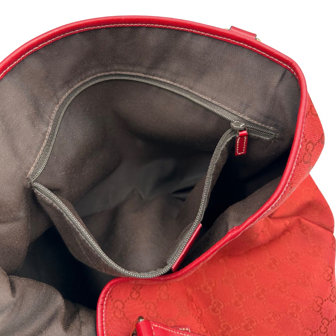 interno  Borsa Gucci in tessuto GG color rosso corallo con finiture in pelle tono su tono e parti metalliche dorate; munita di doppi manici, indossabile a spalla. Completa di dustbag, di lusso, originale, usata. 