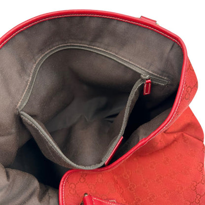 interno  Borsa Gucci in tessuto GG color rosso corallo con finiture in pelle tono su tono e parti metalliche dorate; munita di doppi manici, indossabile a spalla. Completa di dustbag, di lusso, originale, usata. 