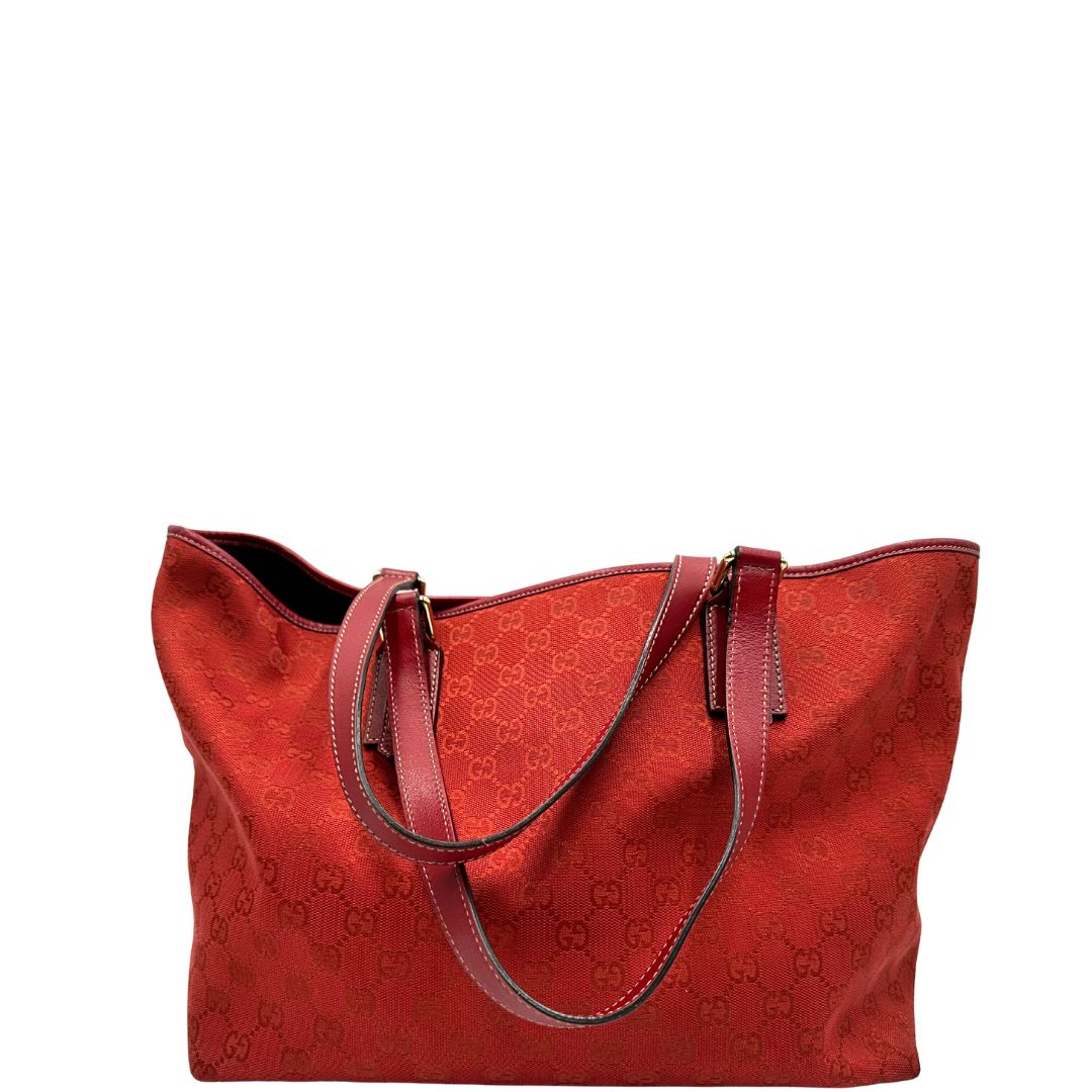 retro  Borsa Gucci in tessuto GG color rosso corallo con finiture in pelle tono su tono e parti metalliche dorate; munita di doppi manici, indossabile a spalla. Completa di dustbag, di lusso, originale, usata. 