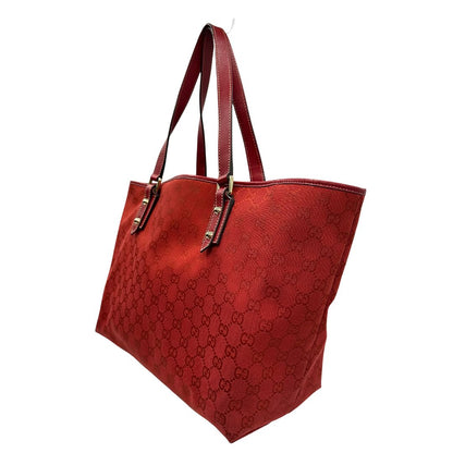 lato  Borsa Gucci in tessuto GG color rosso corallo con finiture in pelle tono su tono e parti metalliche dorate; munita di doppi manici, indossabile a spalla. Completa di dustbag, di lusso, originale, usata. 