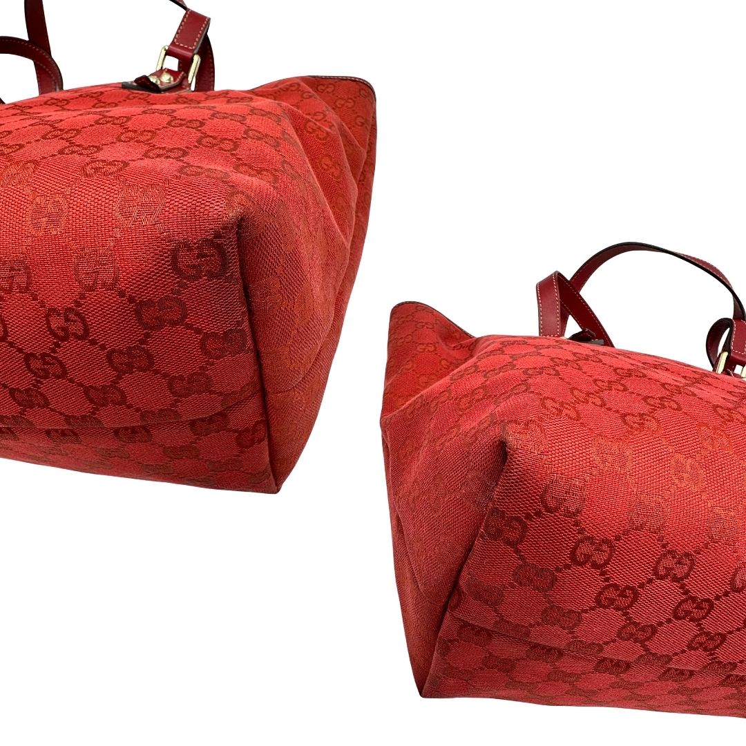 angoli  Borsa Gucci in tessuto GG color rosso corallo con finiture in pelle tono su tono e parti metalliche dorate; munita di doppi manici, indossabile a spalla. Completa di dustbag, di lusso, originale, usata. 
