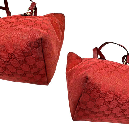 angoli  Borsa Gucci in tessuto GG color rosso corallo con finiture in pelle tono su tono e parti metalliche dorate; munita di doppi manici, indossabile a spalla. Completa di dustbag, di lusso, originale, usata. 