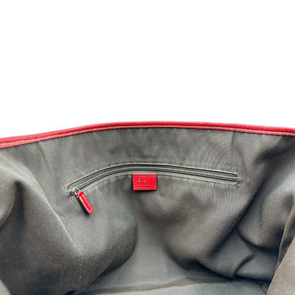 interno  Borsa Gucci in tessuto GG color rosso corallo con finiture in pelle tono su tono e parti metalliche dorate; munita di doppi manici, indossabile a spalla. Completa di dustbag, di lusso, originale, usata. 
