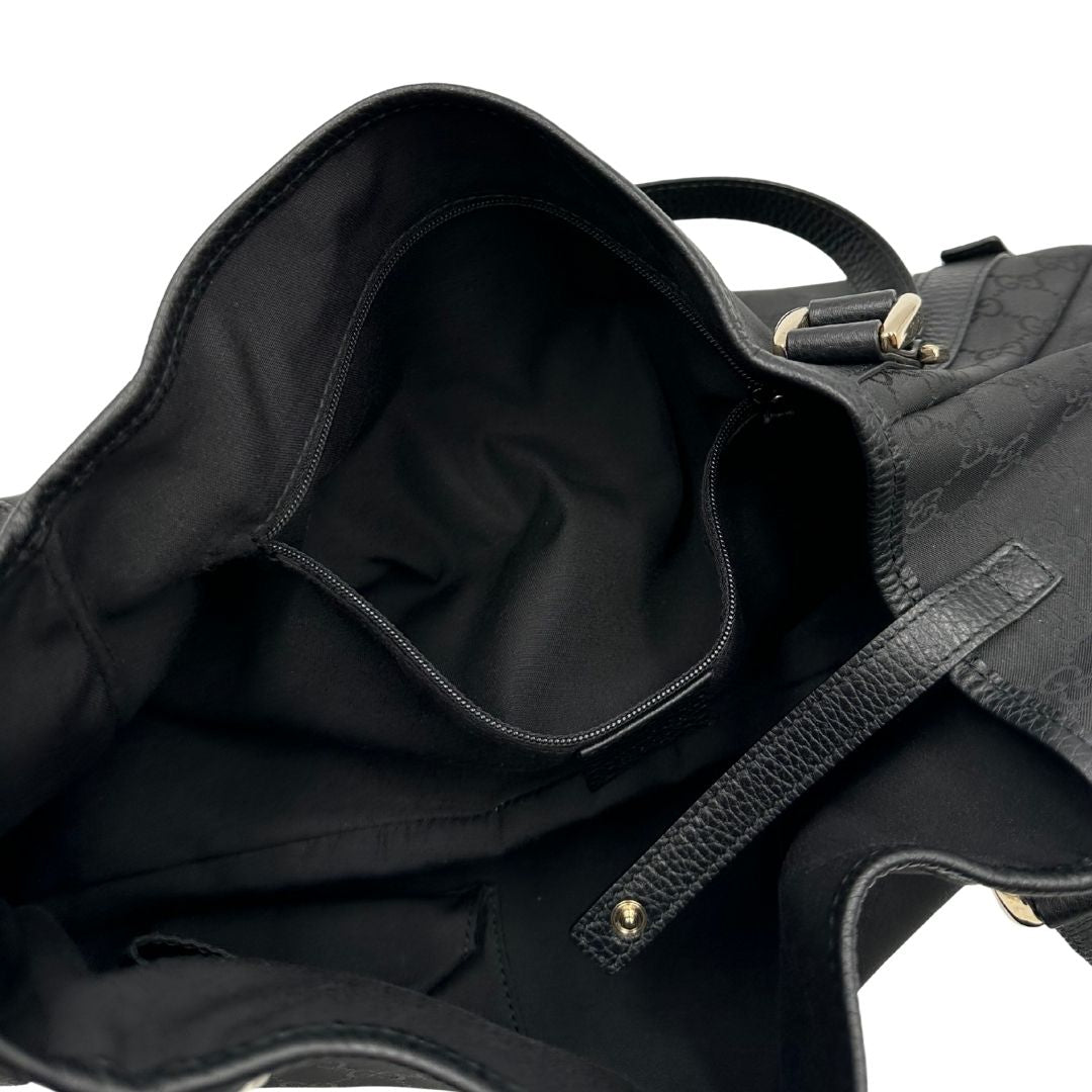 interno della  Borsa Gucci in tessuto nero GG con finiture in pelle tono su tono e parti metalliche dorate; munita di doppi manici, indossabile a spalla. Completa di dustbag, di lusso, originale, ottime condizioni, usata. 