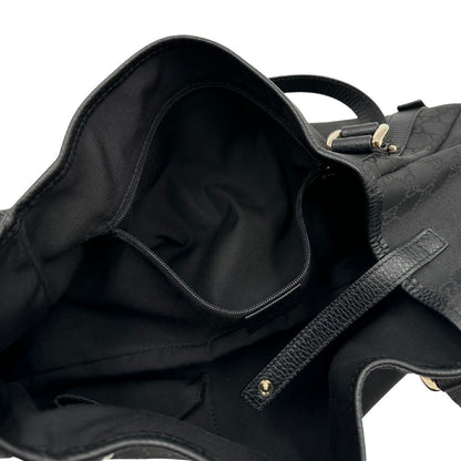 interno della  Borsa Gucci in tessuto nero GG con finiture in pelle tono su tono e parti metalliche dorate; munita di doppi manici, indossabile a spalla. Completa di dustbag, di lusso, originale, ottime condizioni, usata. 