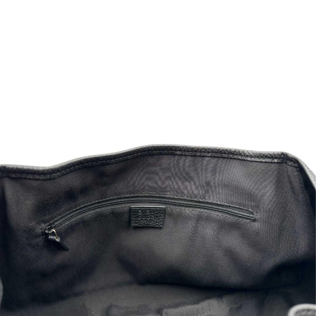 interno della  Borsa Gucci in tessuto nero GG con finiture in pelle tono su tono e parti metalliche dorate; munita di doppi manici, indossabile a spalla. Completa di dustbag, di lusso, originale, ottime condizioni, usata. 