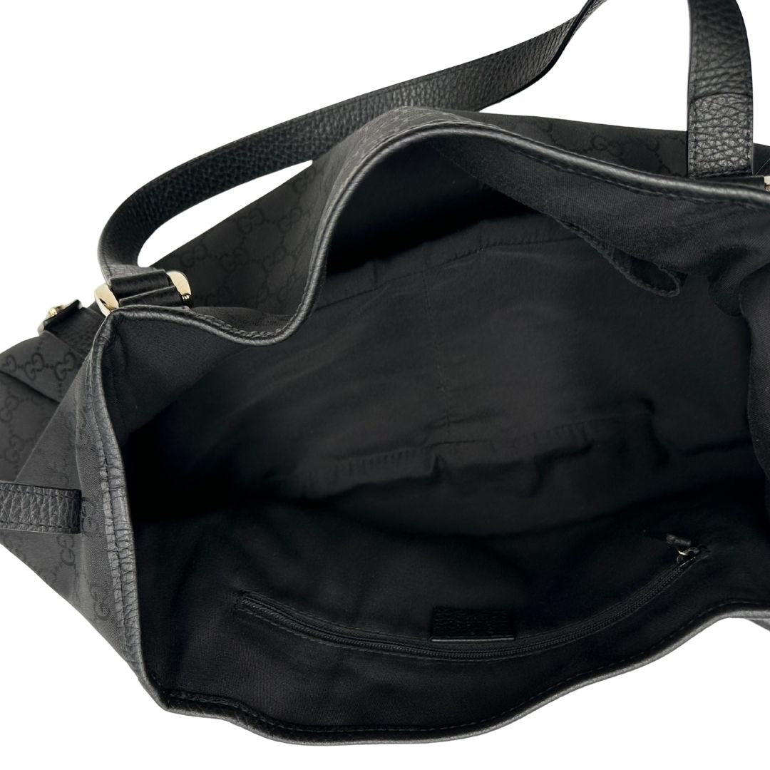 interno della  Borsa Gucci in tessuto nero GG con finiture in pelle tono su tono e parti metalliche dorate; munita di doppi manici, indossabile a spalla. Completa di dustbag, di lusso, originale, ottime condizioni, usata. 