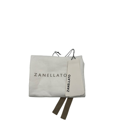 Dustbag e cartellino di una Borsa Zanellato in pelle con effetto midollino color argento metallizzato. con parti metalliche argentate; munita di un manico singolo e una tracolla in pelle nude amovibile e regolabile. Originale, usata, di lusso, in ottime condizioni.