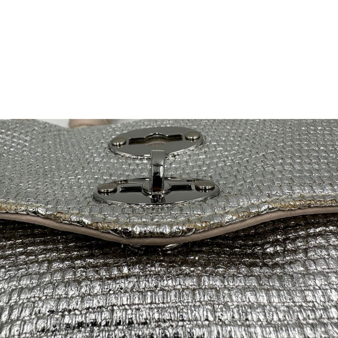 Borsa Zanellato in pelle con effetto midollino color argento metallizzato. con parti metalliche argentate; munita di un manico singolo e una tracolla in pelle nude amovibile e regolabile. Originale, usata, di lusso, in ottime condizioni.