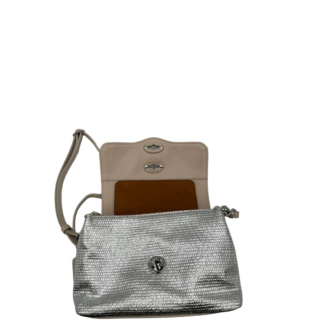 Interno di una Borsa Zanellato in pelle con effetto midollino color argento metallizzato. con parti metalliche argentate; munita di un manico singolo e una tracolla in pelle nude amovibile e regolabile. Originale, usata, di lusso, in ottime condizioni.