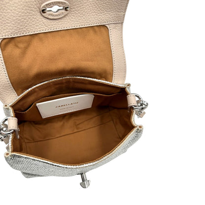 Interno di una Borsa Zanellato in pelle con effetto midollino color argento metallizzato. con parti metalliche argentate; munita di un manico singolo e una tracolla in pelle nude amovibile e regolabile. Originale, usata, di lusso, in ottime condizioni.