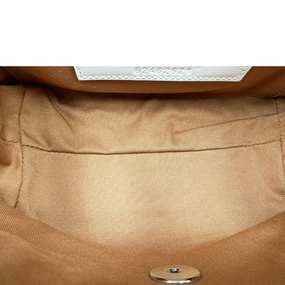 Interno di una Borsa Zanellato in pelle con effetto midollino color argento metallizzato. con parti metalliche argentate; munita di un manico singolo e una tracolla in pelle nude amovibile e regolabile. Originale, usata, di lusso, in ottime condizioni.