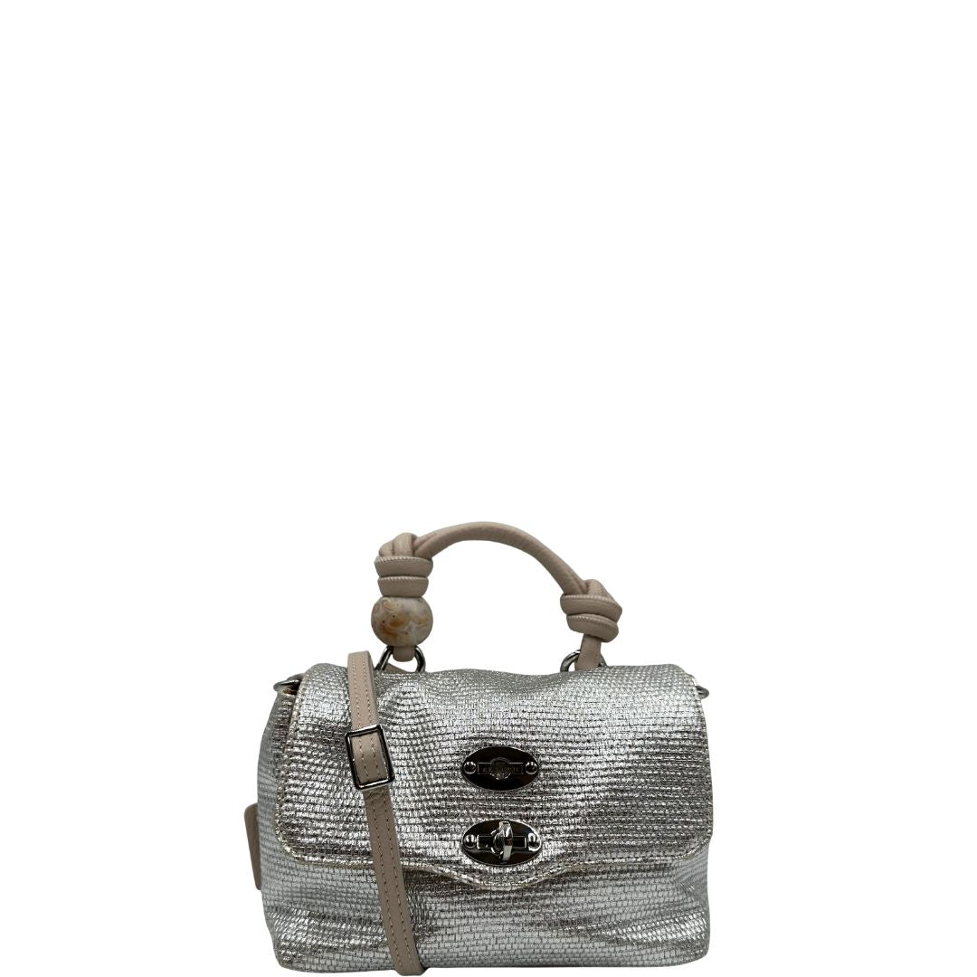 Front di una Borsa Zanellato in pelle con effetto midollino color argento metallizzato. con parti metalliche argentate; munita di un manico singolo e una tracolla in pelle nude amovibile e regolabile. Originale, usata, di lusso, in ottime condizioni.