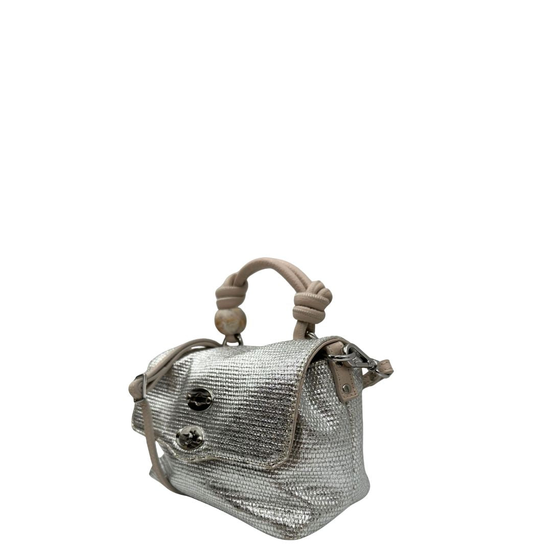 Lato sinistro di una Borsa Zanellato in pelle con effetto midollino color argento metallizzato. con parti metalliche argentate; munita di un manico singolo e una tracolla in pelle nude amovibile e regolabile. Originale, usata, di lusso, in ottime condizioni.