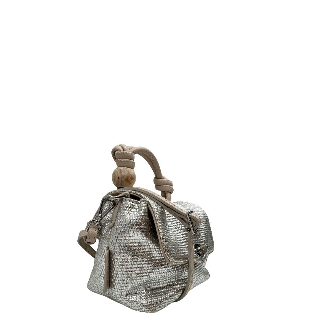 Lato destro di una Borsa Zanellato in pelle con effetto midollino color argento metallizzato. con parti metalliche argentate; munita di un manico singolo e una tracolla in pelle nude amovibile e regolabile. Originale, usata, di lusso, in ottime condizioni.