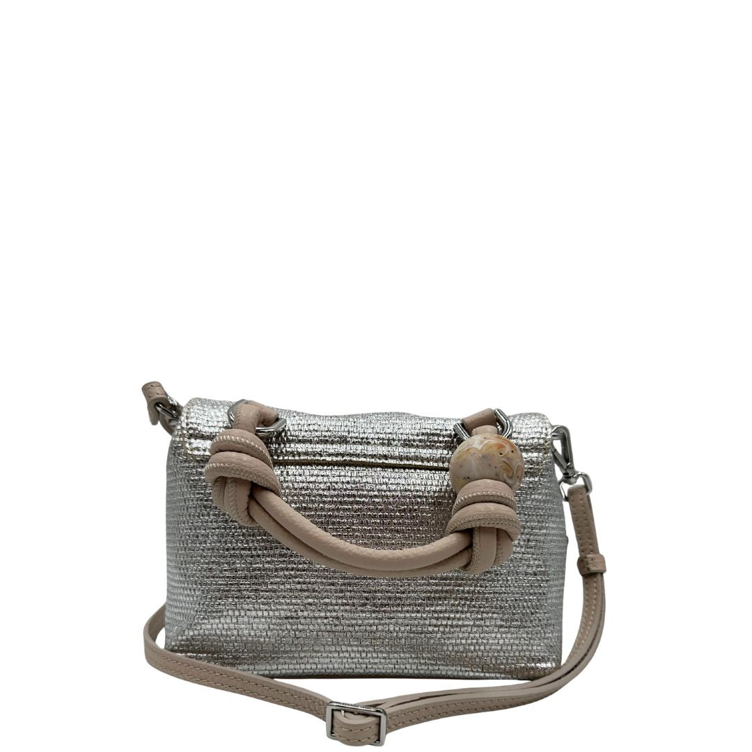 Retro di una Borsa Zanellato in pelle con effetto midollino color argento metallizzato. con parti metalliche argentate; munita di un manico singolo e una tracolla in pelle nude amovibile e regolabile. Originale, usata, di lusso, in ottime condizioni.