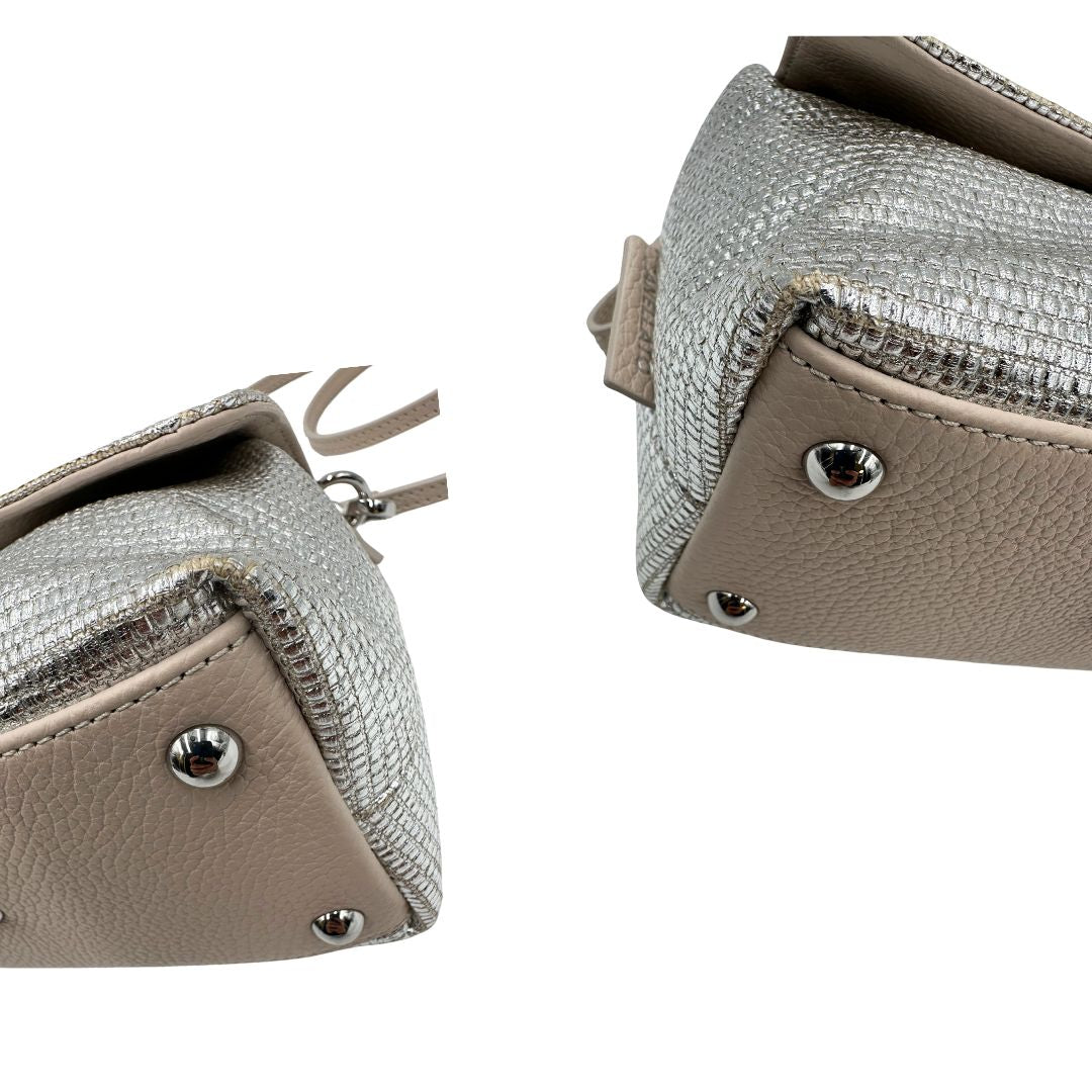 Angoli di una Borsa Zanellato in pelle con effetto midollino color argento metallizzato. con parti metalliche argentate; munita di un manico singolo e una tracolla in pelle nude amovibile e regolabile. Originale, usata, di lusso, in ottime condizioni.