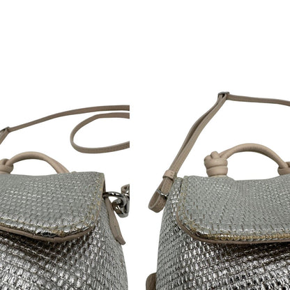 Bordi della patta di una Borsa Zanellato in pelle con effetto midollino color argento metallizzato. con parti metalliche argentate; munita di un manico singolo e una tracolla in pelle nude amovibile e regolabile. Originale, usata, di lusso, in ottime condizioni.