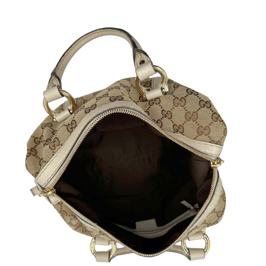 interno  Borsa Gucci in tessuto GG beige con finiture in pelle color avorio e parti metalliche; munita di doppi manici stondati, da portare a mano. Completa di dustbag, di lusso, originale, ottime condizioni, usato. 