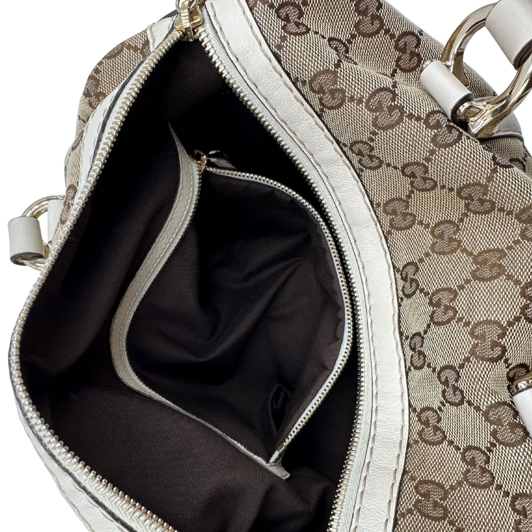 interno  Borsa Gucci in tessuto GG beige con finiture in pelle color avorio e parti metalliche; munita di doppi manici stondati, da portare a mano. Completa di dustbag, di lusso, originale, ottime condizioni, usato. 