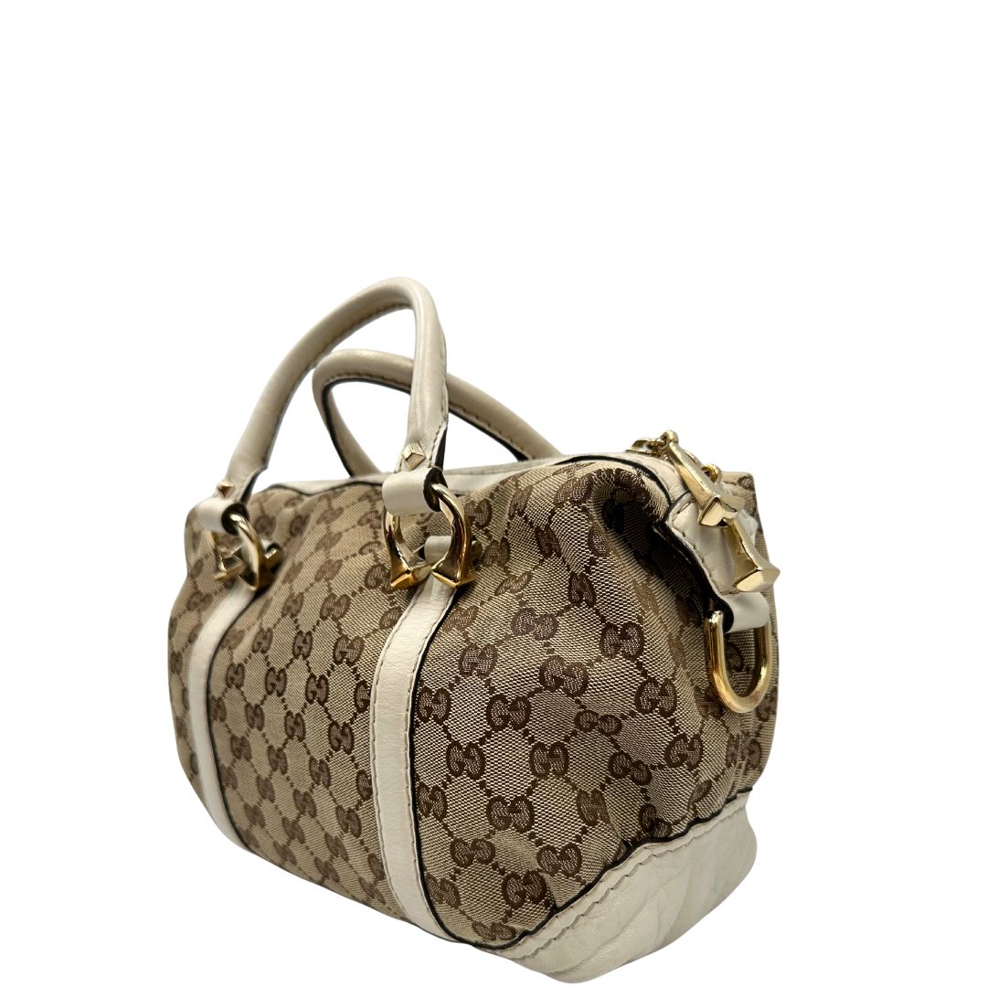 lato  Borsa Gucci in tessuto GG beige con finiture in pelle color avorio e parti metalliche; munita di doppi manici stondati, da portare a mano. Completa di dustbag, di lusso, originale, ottime condizioni, usato. 