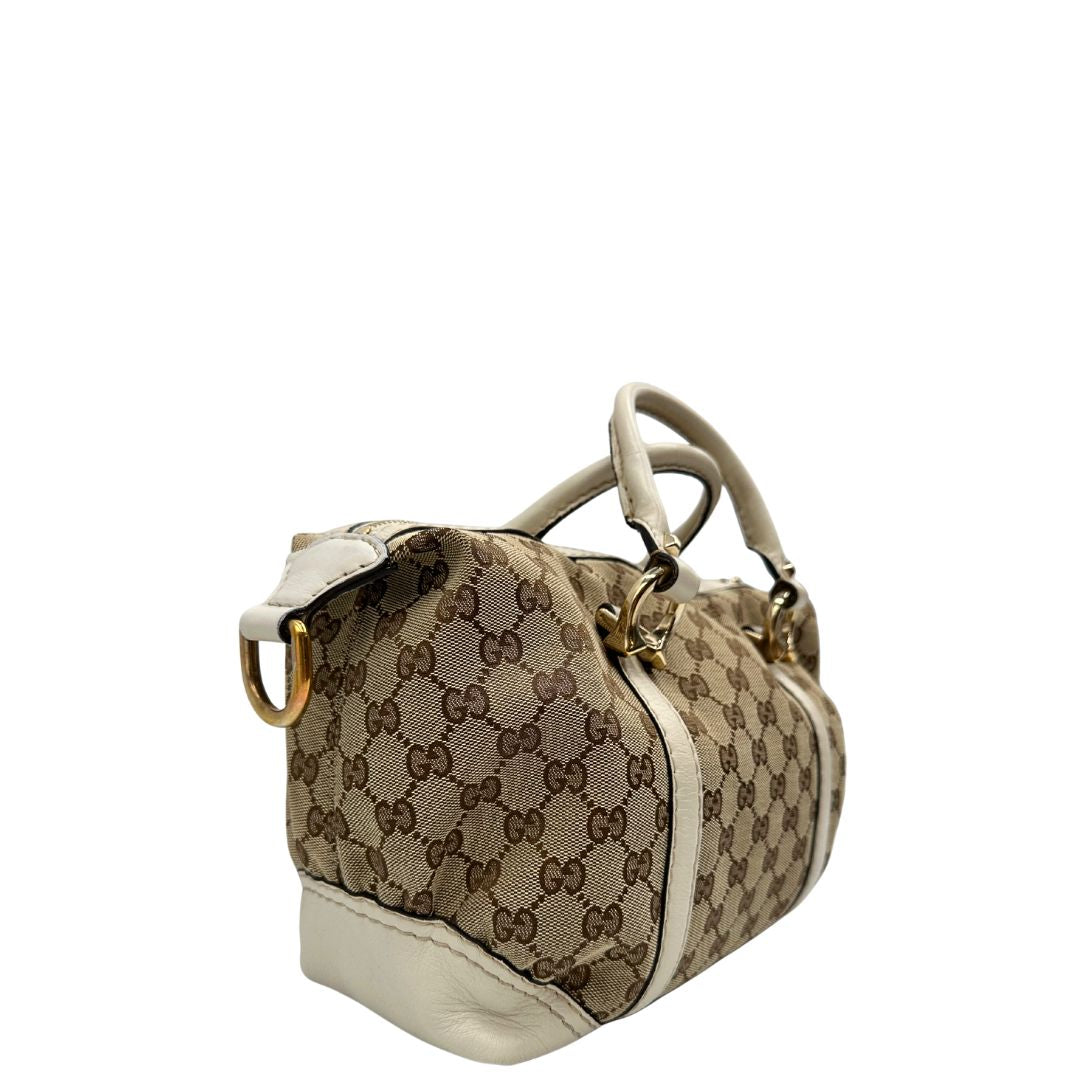 lato  Borsa Gucci in tessuto GG beige con finiture in pelle color avorio e parti metalliche; munita di doppi manici stondati, da portare a mano. Completa di dustbag, di lusso, originale, ottime condizioni, usato. 