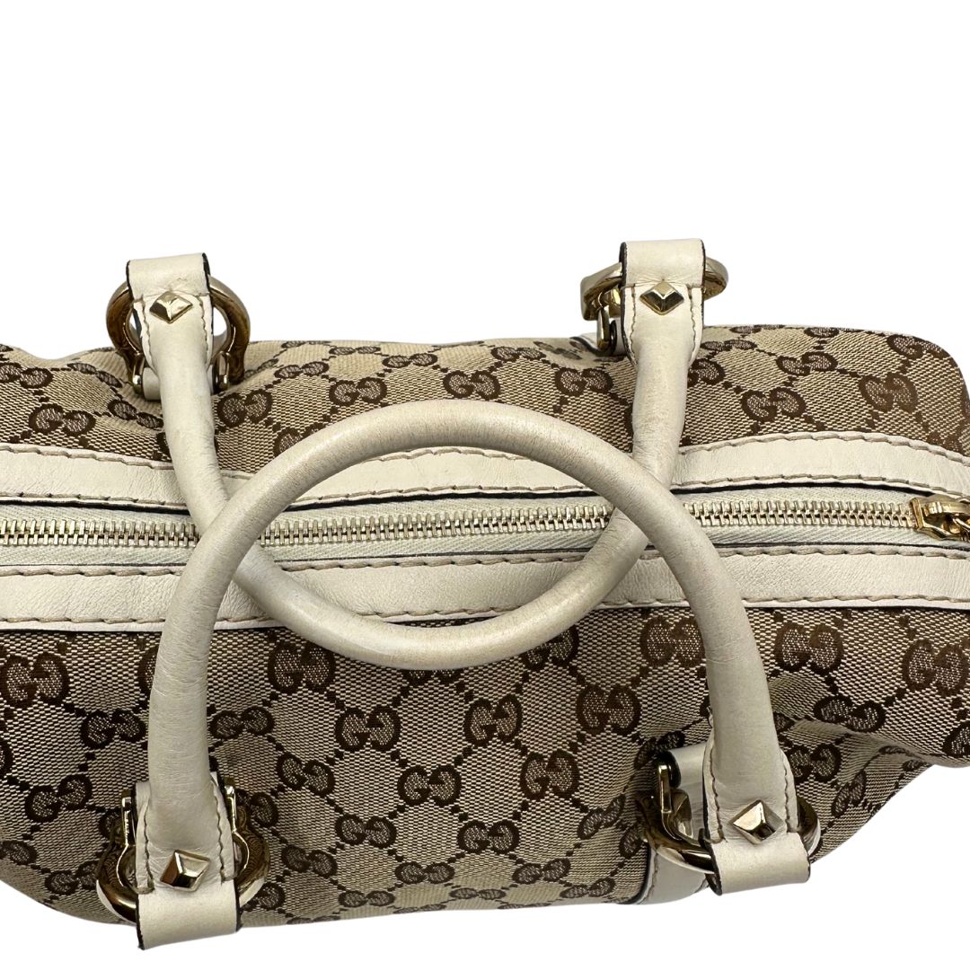 manici  Borsa Gucci in tessuto GG beige con finiture in pelle color avorio e parti metalliche; munita di doppi manici stondati, da portare a mano. Completa di dustbag, di lusso, originale, ottime condizioni, usato. 