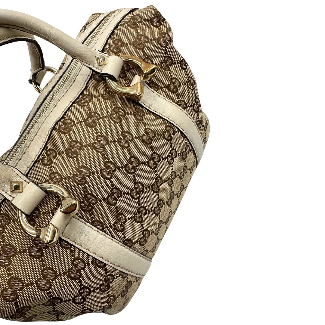  Borsa Gucci in tessuto GG beige con finiture in pelle color avorio e parti metalliche; munita di doppi manici stondati, da portare a mano. Completa di dustbag, di lusso, originale, ottime condizioni, usato.