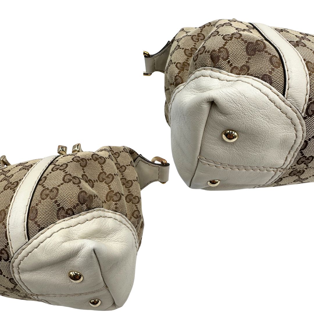 angoli  Borsa Gucci in tessuto GG beige con finiture in pelle color avorio e parti metalliche; munita di doppi manici stondati, da portare a mano. Completa di dustbag, di lusso, originale, ottime condizioni, usato. 