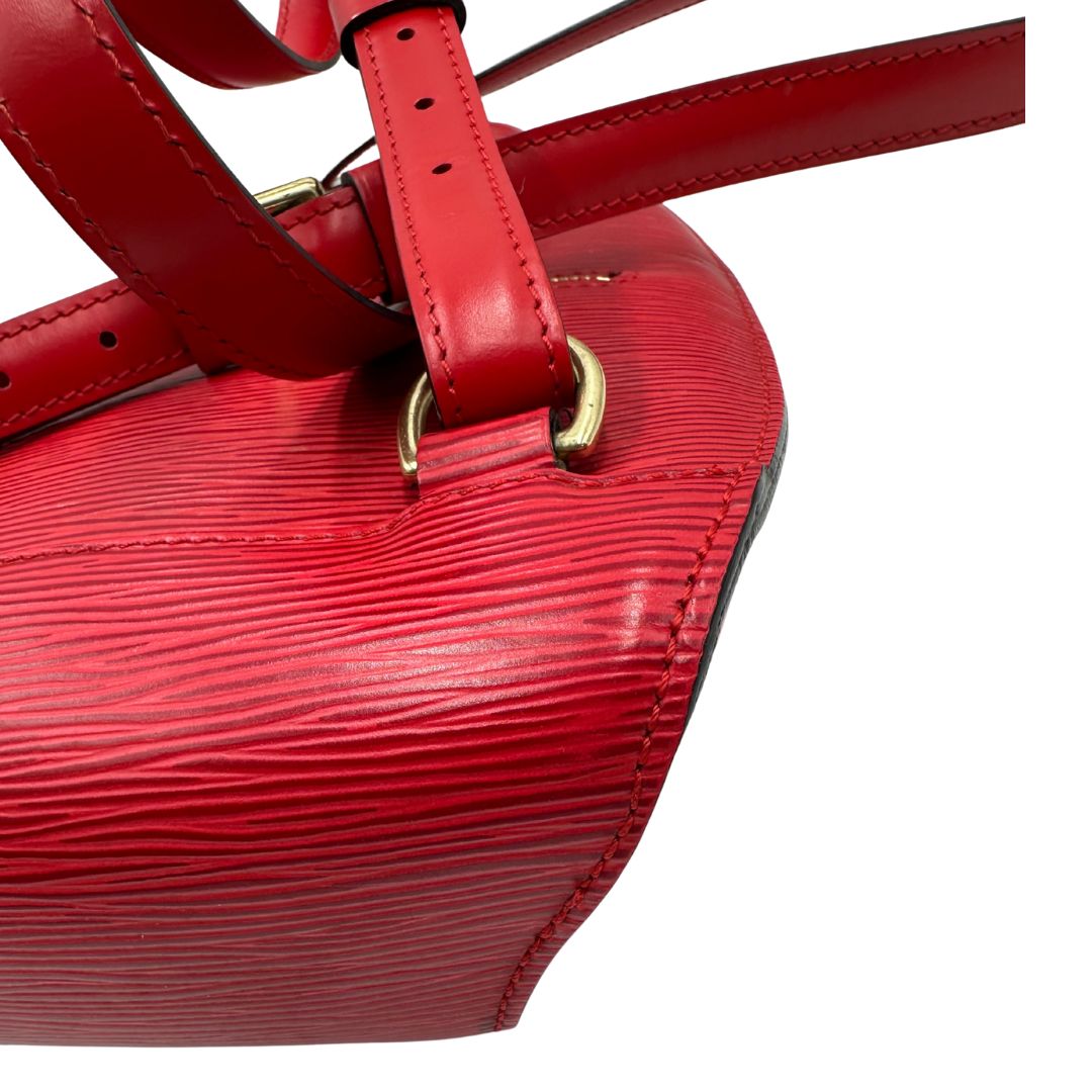 Zaino Louis Vuitton in pelle epi rossa con parti metalliche dorate; munito di doppie bretelle regolabili e un manico singolo rigido in metallo, di lusso, originale, ottime condizioni, usato. 