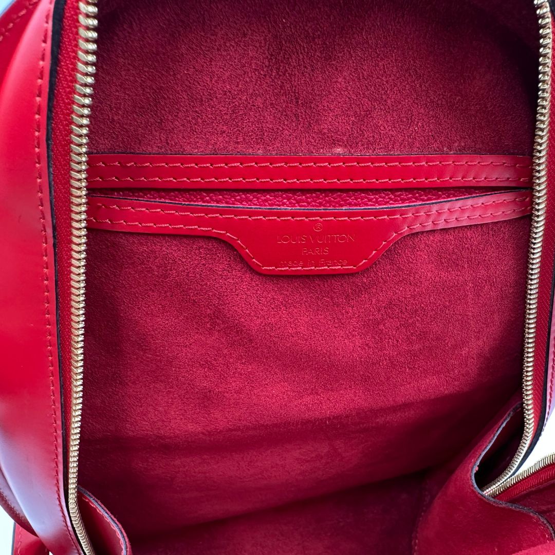 interno Zaino Louis Vuitton in pelle epi rossa con parti metalliche dorate; munito di doppie bretelle regolabili e un manico singolo rigido in metallo, di lusso, originale, ottime condizioni, usato. 