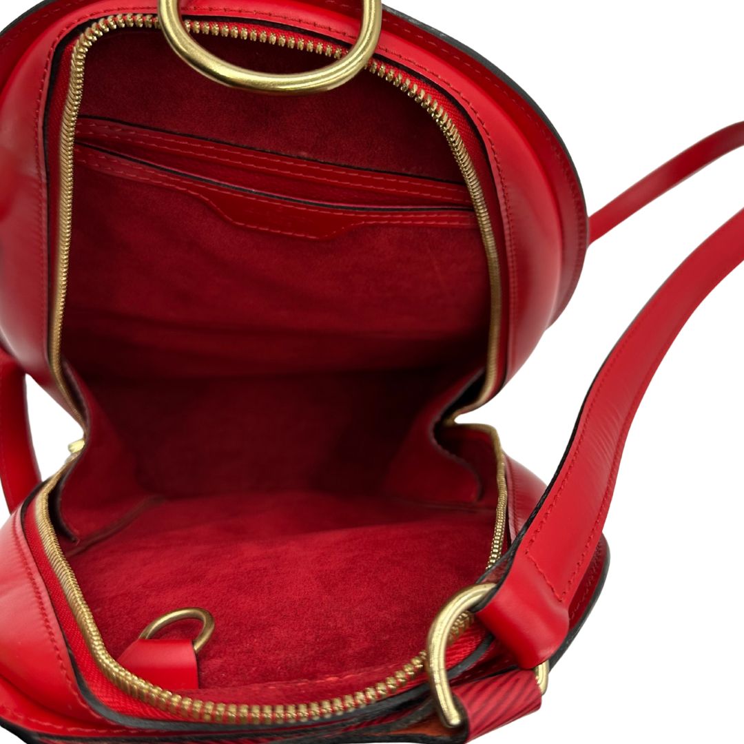 interno Zaino Louis Vuitton in pelle epi rossa con parti metalliche dorate; munito di doppie bretelle regolabili e un manico singolo rigido in metallo, di lusso, originale, ottime condizioni, usato. 
