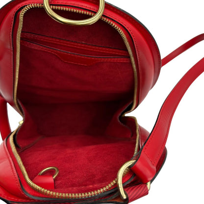interno Zaino Louis Vuitton in pelle epi rossa con parti metalliche dorate; munito di doppie bretelle regolabili e un manico singolo rigido in metallo, di lusso, originale, ottime condizioni, usato. 
