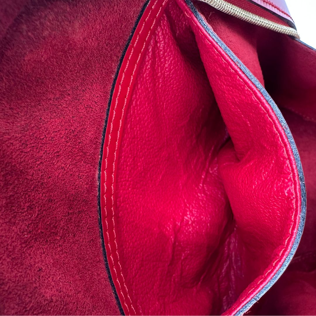 interno della  Zaino Louis Vuitton in pelle epi rossa con parti metalliche dorate; munito di doppie bretelle regolabili e un manico singolo rigido in metallo, di lusso, originale, ottime condizioni, usato.  