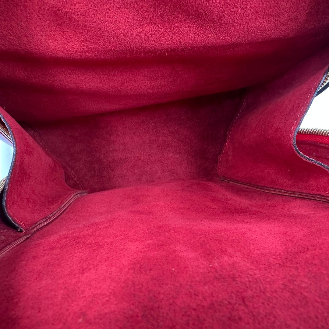 interno Zaino Louis Vuitton in pelle epi rossa con parti metalliche dorate; munito di doppie bretelle regolabili e un manico singolo rigido in metallo, di lusso, originale, ottime condizioni, usato. 
