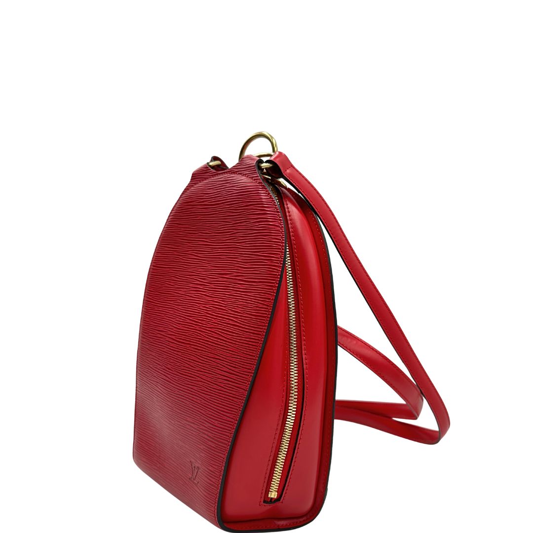 lato della Zaino Louis Vuitton in pelle epi rossa con parti metalliche dorate; munito di doppie bretelle regolabili e un manico singolo rigido in metallo, di lusso, originale, ottime condizioni, usato. 