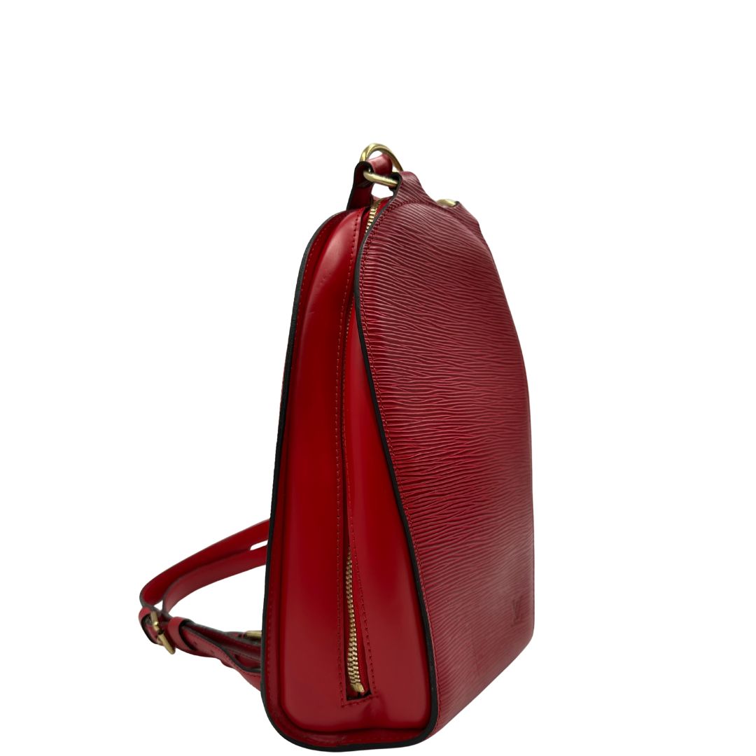 lato Zaino Louis Vuitton in pelle epi rossa con parti metalliche dorate; munito di doppie bretelle regolabili e un manico singolo rigido in metallo, di lusso, originale, ottime condizioni, usato. 