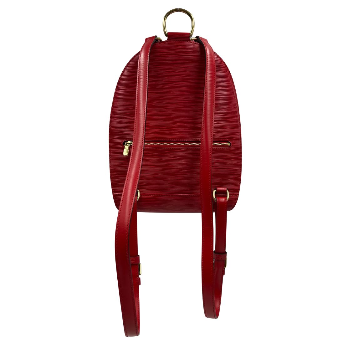 retro Zaino Louis Vuitton in pelle epi rossa con parti metalliche dorate; munito di doppie bretelle regolabili e un manico singolo rigido in metallo, di lusso, originale, ottime condizioni, usato. 
