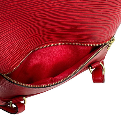 interno Zaino Louis Vuitton in pelle epi rossa con parti metalliche dorate; munito di doppie bretelle regolabili e un manico singolo rigido in metallo, di lusso, originale, ottime condizioni, usato. 