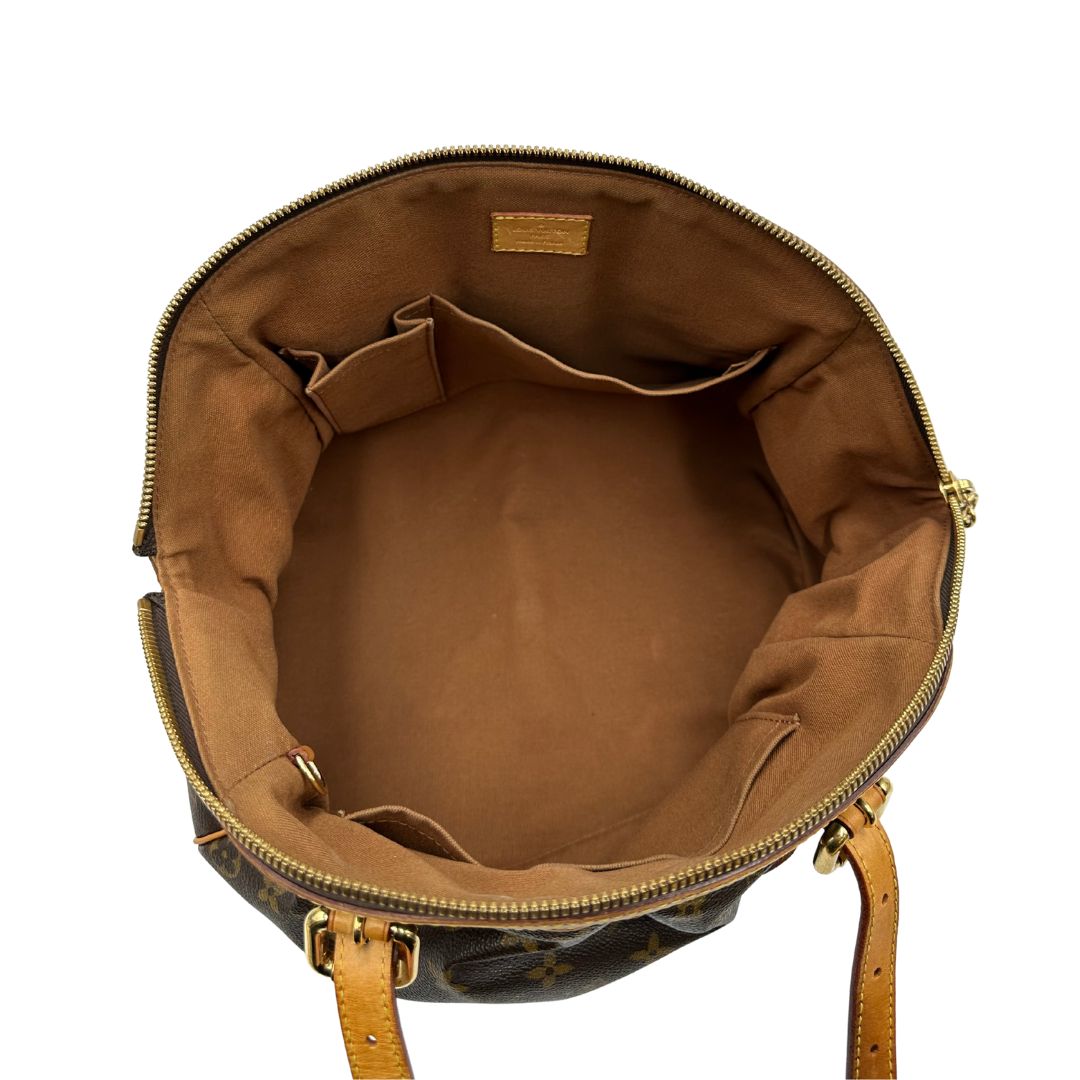 interno  Borsa Louis Vuitton in canvas marrone monogram con finiture in vacchetta naturale e parti metalliche dorate; munita di doppi manici regolabile, da portare a mano o a spalla. Dotata di dustbag, di lusso, originale, ottime condizioni, usata. 