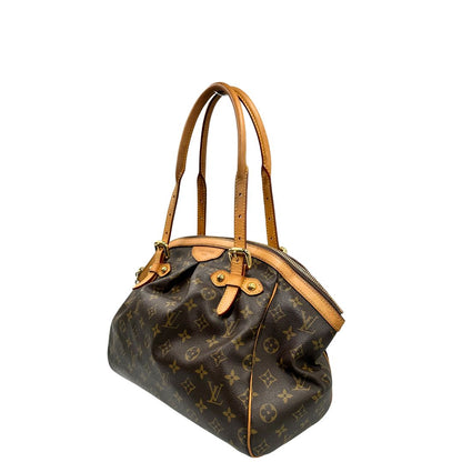 lato  Borsa Louis Vuitton in canvas marrone monogram con finiture in vacchetta naturale e parti metalliche dorate; munita di doppi manici regolabile, da portare a mano o a spalla. Dotata di dustbag, di lusso, originale, ottime condizioni, usata. 