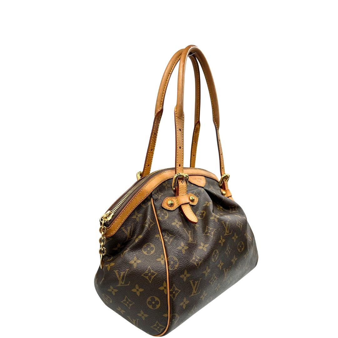 lato  Borsa Louis Vuitton in canvas marrone monogram con finiture in vacchetta naturale e parti metalliche dorate; munita di doppi manici regolabile, da portare a mano o a spalla. Dotata di dustbag, di lusso, originale, ottime condizioni, usata. 