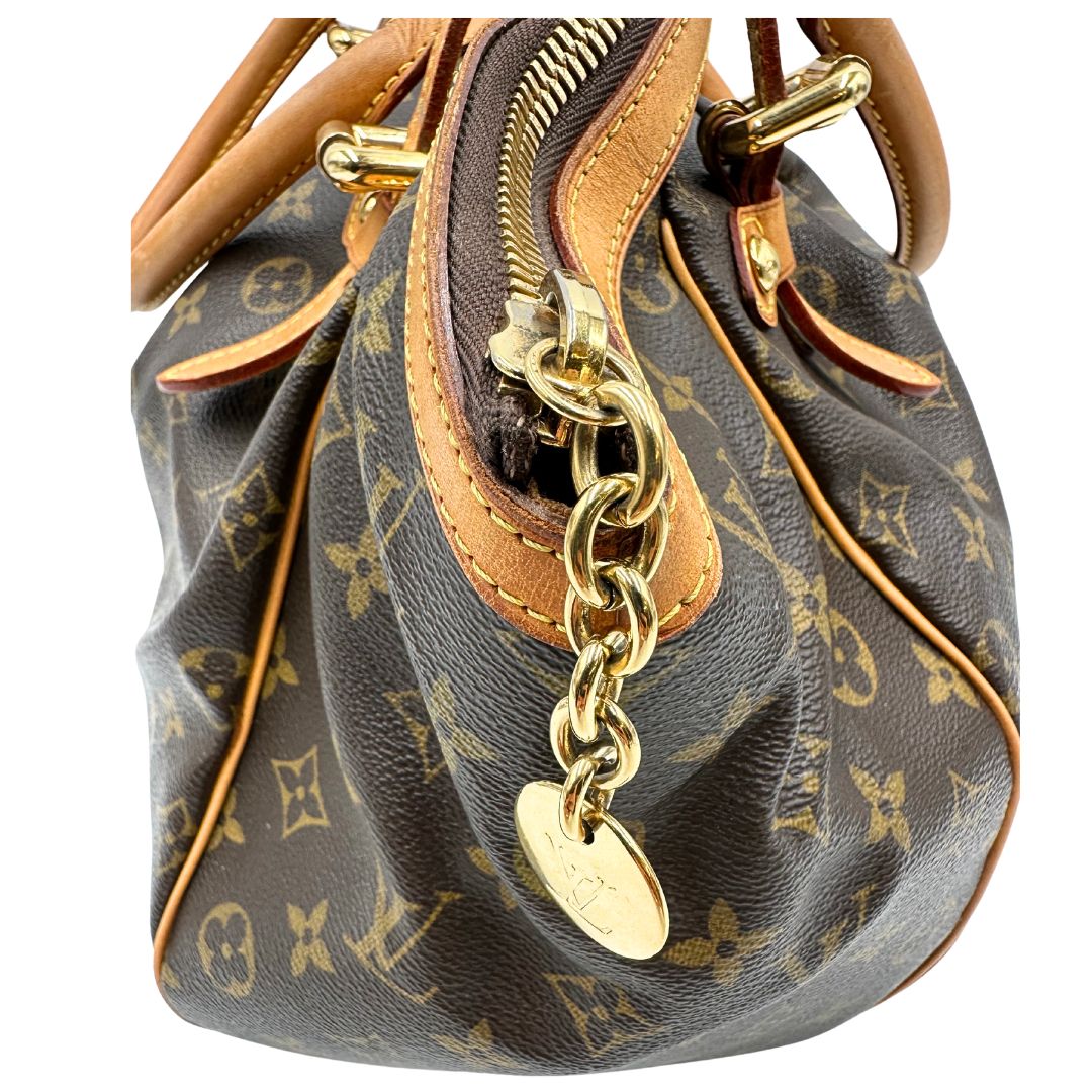 ciondolo  Borsa Louis Vuitton in canvas marrone monogram con finiture in vacchetta naturale e parti metalliche dorate; munita di doppi manici regolabile, da portare a mano o a spalla. Dotata di dustbag, di lusso, originale, ottime condizioni, usata. 