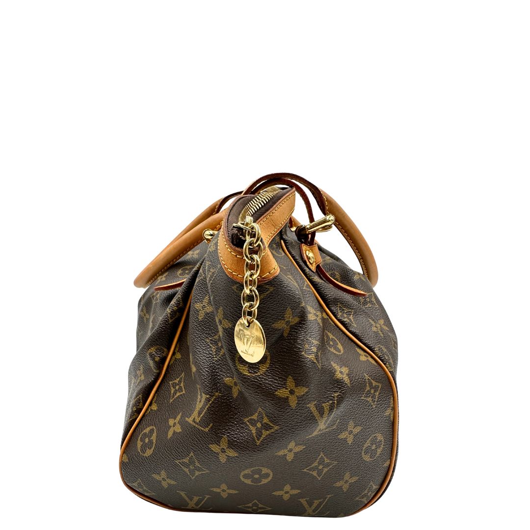 lato  Borsa Louis Vuitton in canvas marrone monogram con finiture in vacchetta naturale e parti metalliche dorate; munita di doppi manici regolabile, da portare a mano o a spalla. Dotata di dustbag, di lusso, originale, ottime condizioni, usata. 