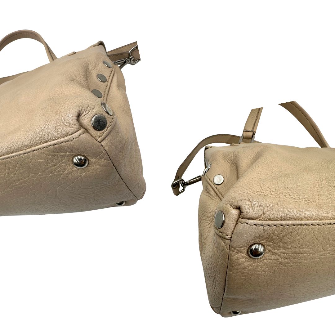 angoli  Borsa Zanellato in pelle martellata beige con parti metalliche argentate; munita di un manico singolo e una tracolla amovibile e regolabile, di lusso, originale, ottime condizioni, usata. 